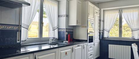 Réfrigérateur, micro-ondes, four, cafetière/bouilloire