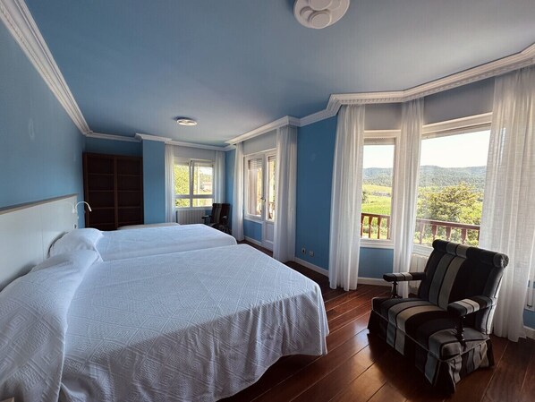 4 chambres, fer et planche à repasser, accès au Wi-Fi (inclus)