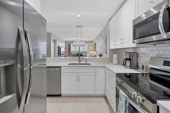 Réfrigérateur, micro-ondes, four, plaque de cuisson