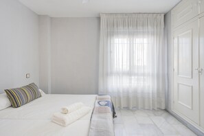 2 عدّة غرف نوم ومكواة/لوح كي وواي فاي وملاءات أسرّة