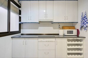Refrigerador, microondas, parrilla de estufa y tostadora 