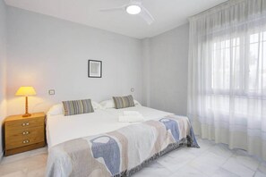 2 室のベッドルーム、アイロン / アイロン台、WiFi (無料)、ベッドシーツ