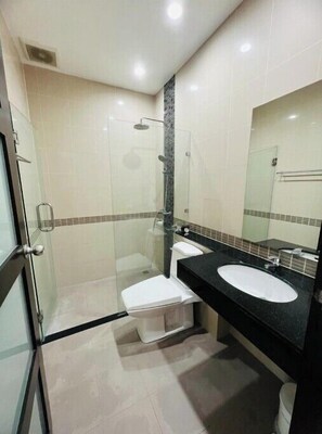 Secador de pelo, toallas, jabón y champú