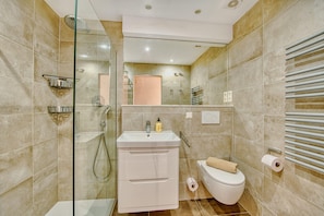 シャワー、ヘアドライヤー、タオル