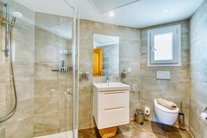 Douche, sĂšche-cheveux, serviettes fournies