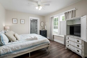 5 bedrooms, desk, iron/ironing board, WiFi