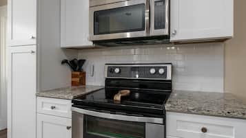 Een koelkast, een magnetron, een oven, een kookplaat