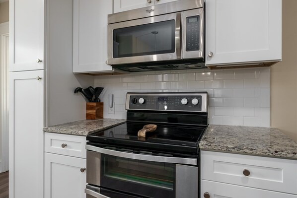 Kylskåp, mikrovågsugn, ugn och spishäll