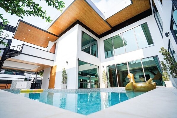 Pool - 6-bedroom villa in superb Muang Pattaya with WiFi, AC, fitness room
(Muang Pattaya)