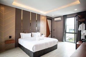 6 bedrooms, iron/ironing board, WiFi, bed sheets - 6-bedroom villa in superb Muang Pattaya with WiFi, AC, fitness room
(Muang Pattaya)