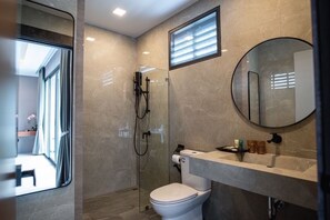 Secador de cabelo, toalhas de banho, sabonete, papel higiênico