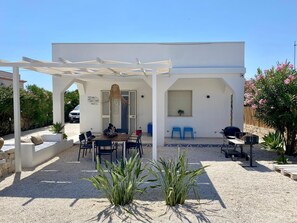 Outdoor dining - Villa Aroi, your vacation home just a stone's throw from the sea! (Sicilia)