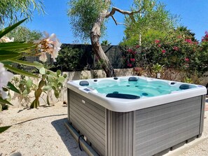 Outdoor spa tub - Villa Aroi, your vacation home just a stone's throw from the sea! (Sicilia)