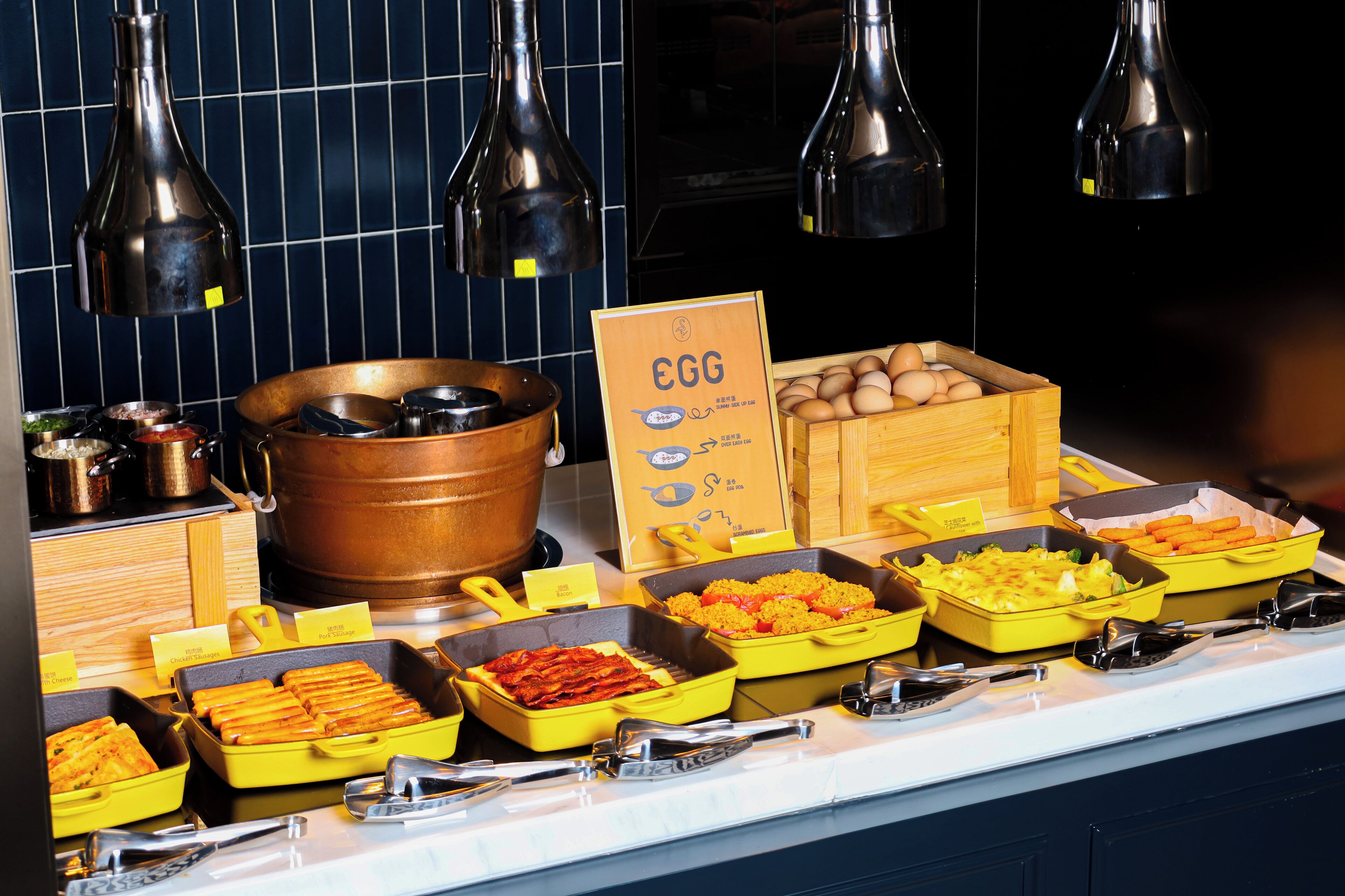 Een buffet met diverse gerechten en kookgerei.