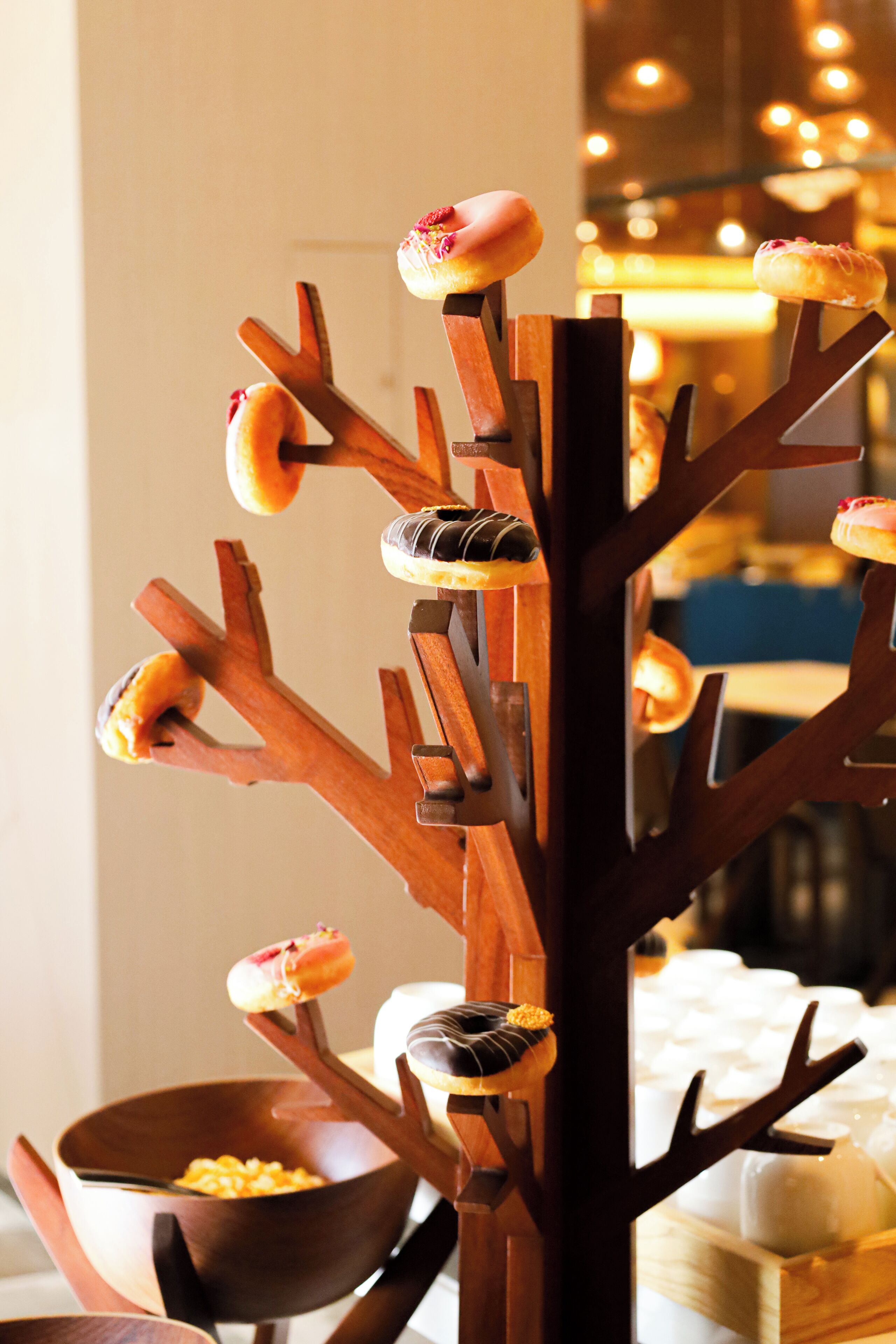 Een houten constructie met donuts eraan.