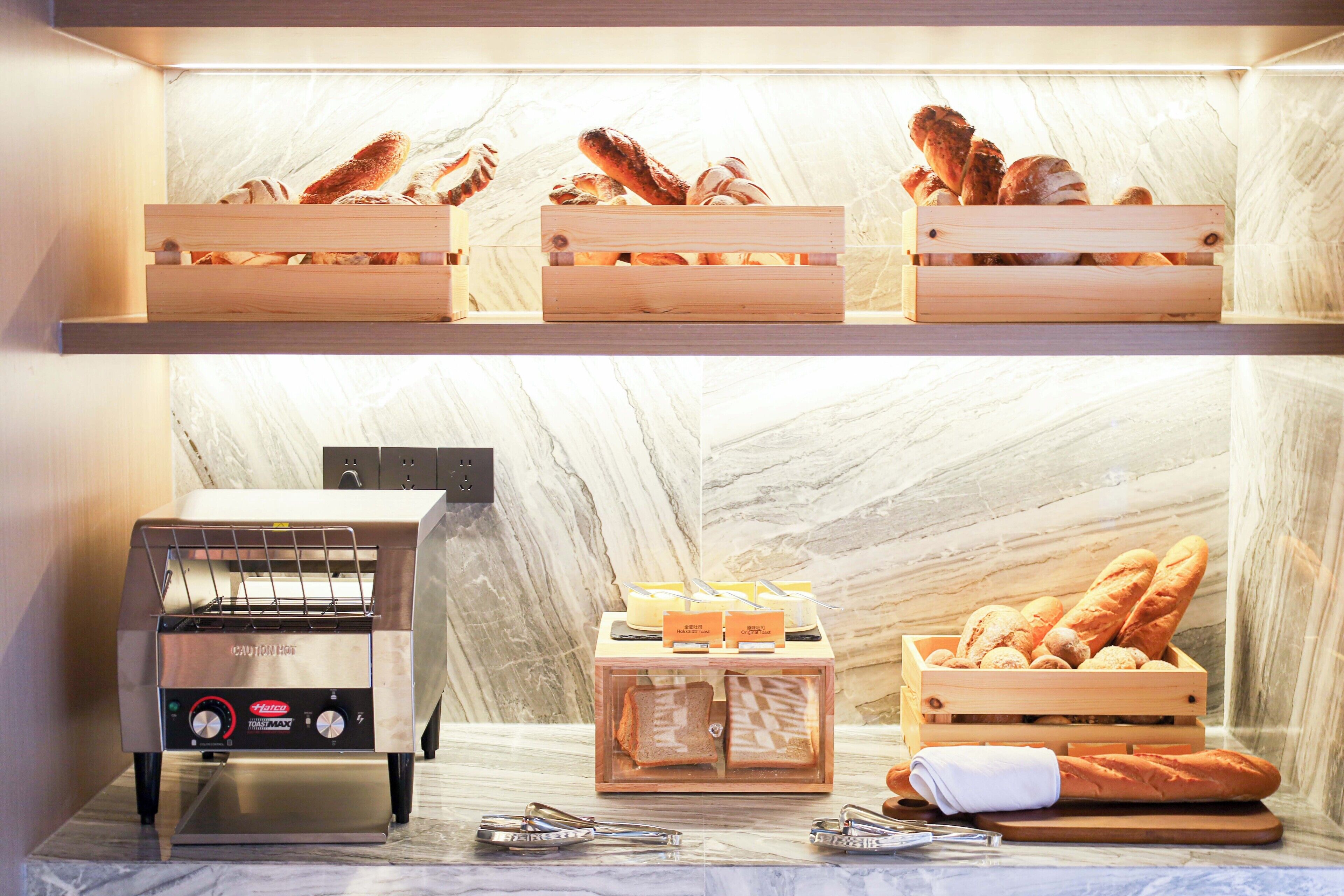 Daily buffet breakfast (CNY 168 per person)