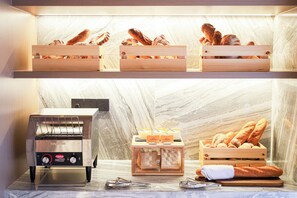 Daily buffet breakfast (CNY 168 per person)