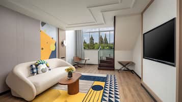 Sengetøy av topp kvalitet, dundyner, minibar og skrivebord