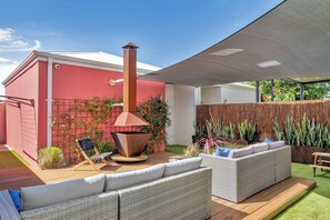 Terrace/patio - Seaside Stay | 3BR | Fire Pit | opposite Cafe | Sleeps 8 | dog friendly | beach (Halls Head)