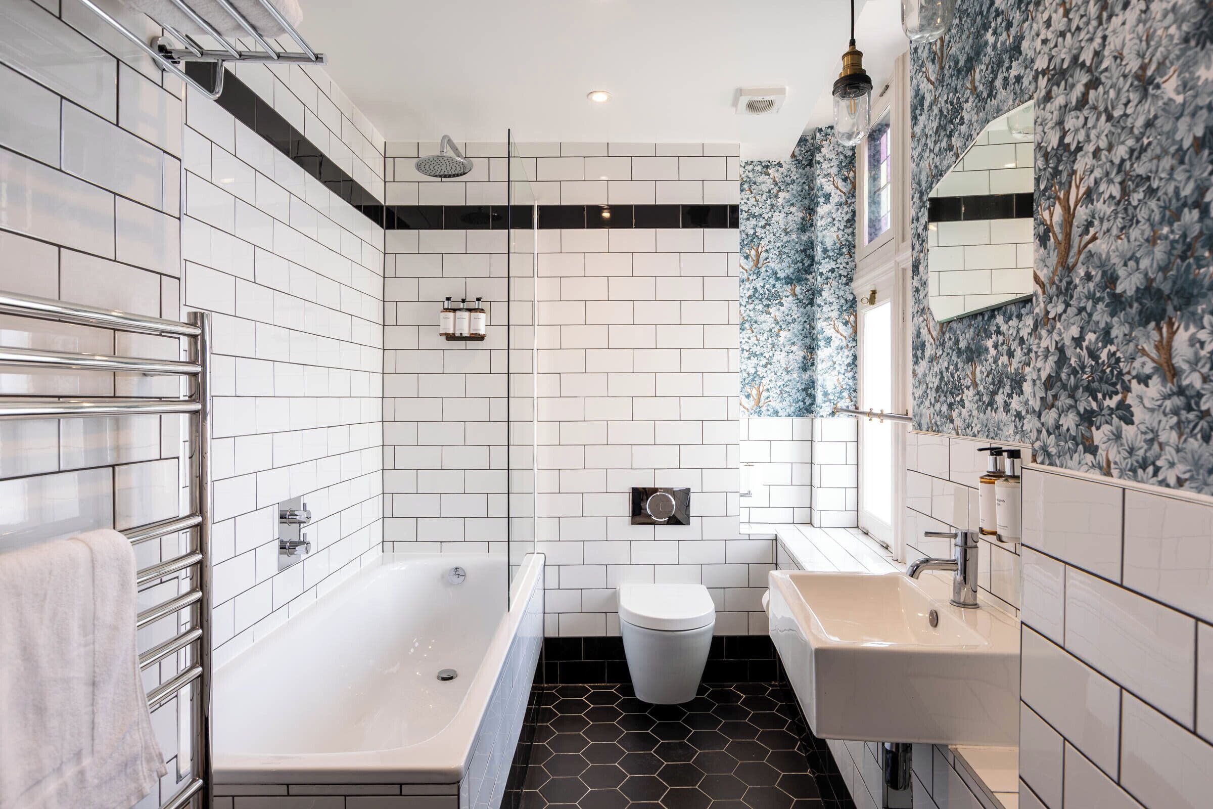 Superior Double Room | Bathroom | Rainfall showerhead, free toiletries, hair dryer, towels