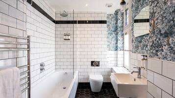 Superior Double Room | Bathroom | Rainfall showerhead, free toiletries, hair dryer, towels