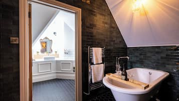 Deluxe Double Room, 1 King Bed | Bathroom | Towels, soap, shampoo, toilet paper