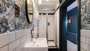 Classic Double Room | Bathroom | Rainfall showerhead, free toiletries, hair dryer, towels