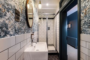 Classic Double Room | Bilik Mandi | Hulu semburan mandi hujan, kelengkapan dandanan diri percuma 