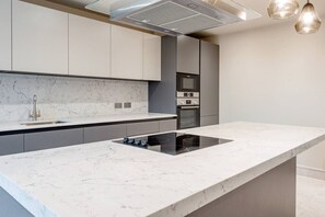 雪櫃、微波爐、焗爐、爐具