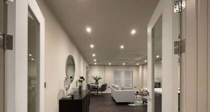 High End 1 BR Apt, 2 Beds Desirable Chigwell