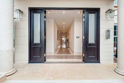 High End 1 BR Apt, 2 Beds  Desirable Chigwell