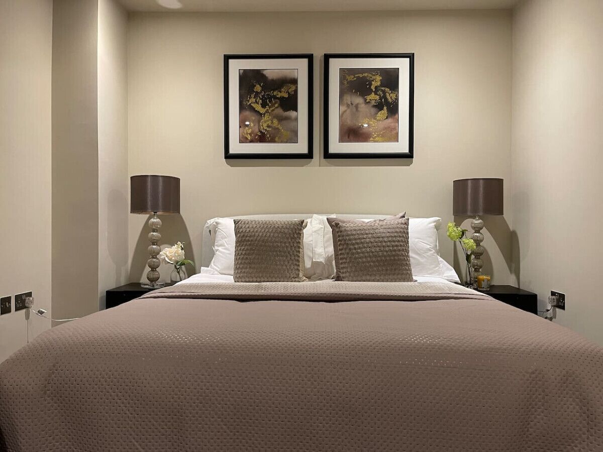 2 bedrooms, desk, iron/ironing board, WiFi