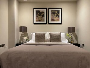 2 室のベッドルーム、デスク、アイロン / アイロン台、WiFi