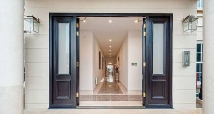 High End 1 BR Apt, 2 Beds Desirable Chigwell