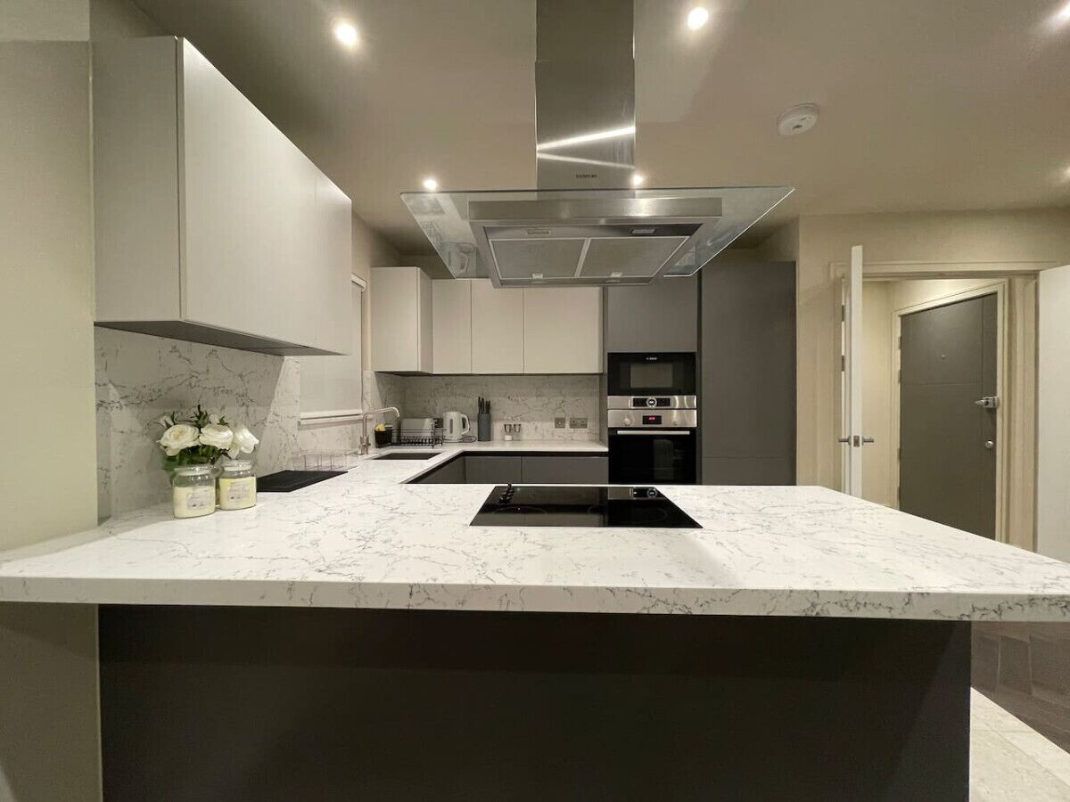 Een koelkast, een magnetron, een oven, een kookplaat