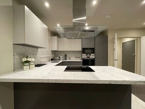 Køleskab, mikrobølgeovn, ovn, kogeplade