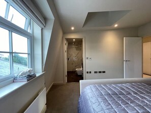 2 bedrooms, desk, iron/ironing board, WiFi