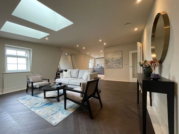 TV - Luxurious 2 BR, 2 BA Apt, Desirable Chigwell (Essex)