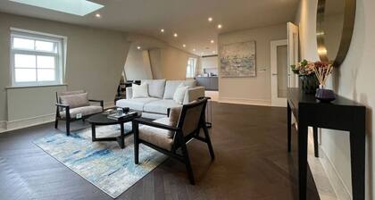 Luxurious 2 BR, 2 BA Apt, Desirable Chigwell