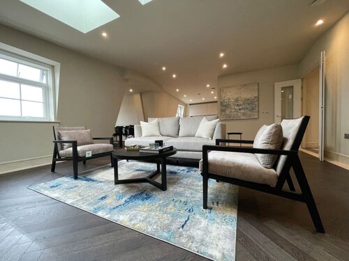 Luxurious 2 BR, 2 BA Apt, Desirable Chigwell