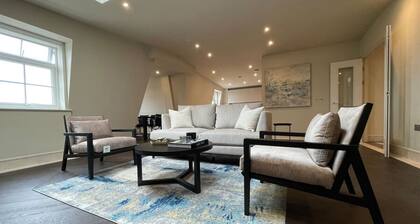 Luxurious 2 BR, 2 BA Apt, Desirable Chigwell