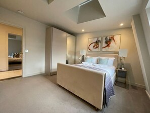 2 dormitoris, escriptori, planxa i posts de planxar i wifi