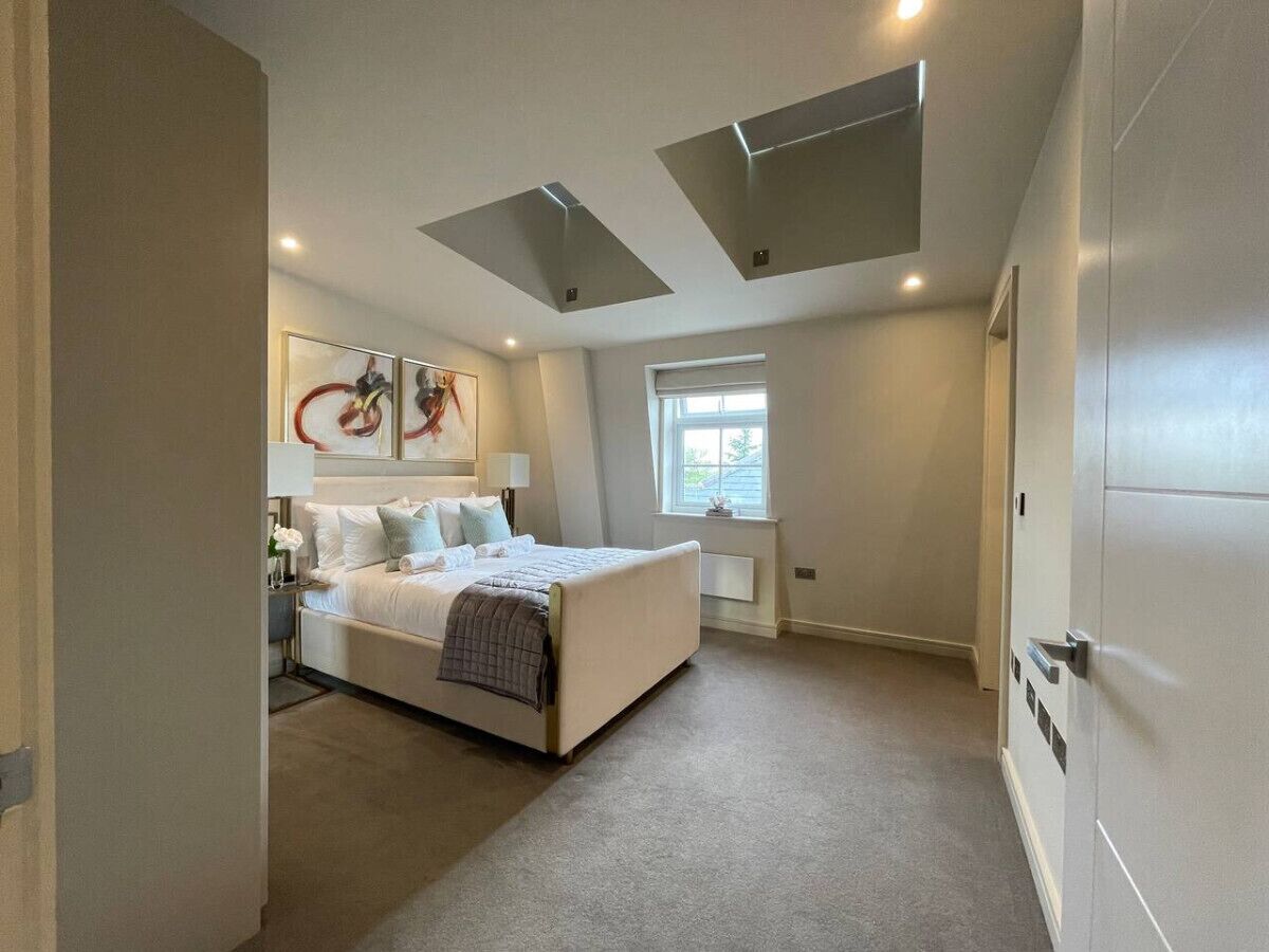 2 bedrooms, desk, iron/ironing board, WiFi