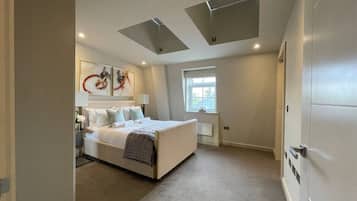 2 bedrooms, desk, iron/ironing board, WiFi