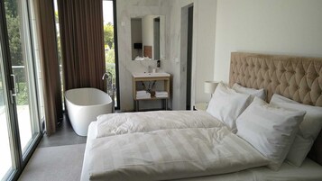 Caja de seguridad en la habitación, escritorio y cortinas blackout 