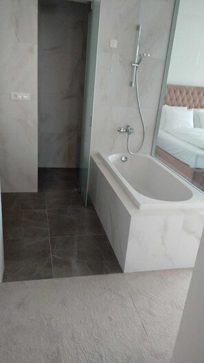 Superior Room, Balcony | Bathroom