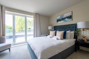 Desk, iron/ironing board, WiFi, bed sheets