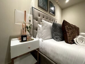 2 bedrooms, desk, iron/ironing board, WiFi