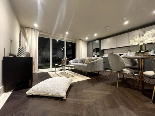 Sophisticated 1BR, 1 BA Chigwell Designer Flat