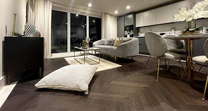 Sophisticated 1BR, 1 BA Chigwell Designer Flat